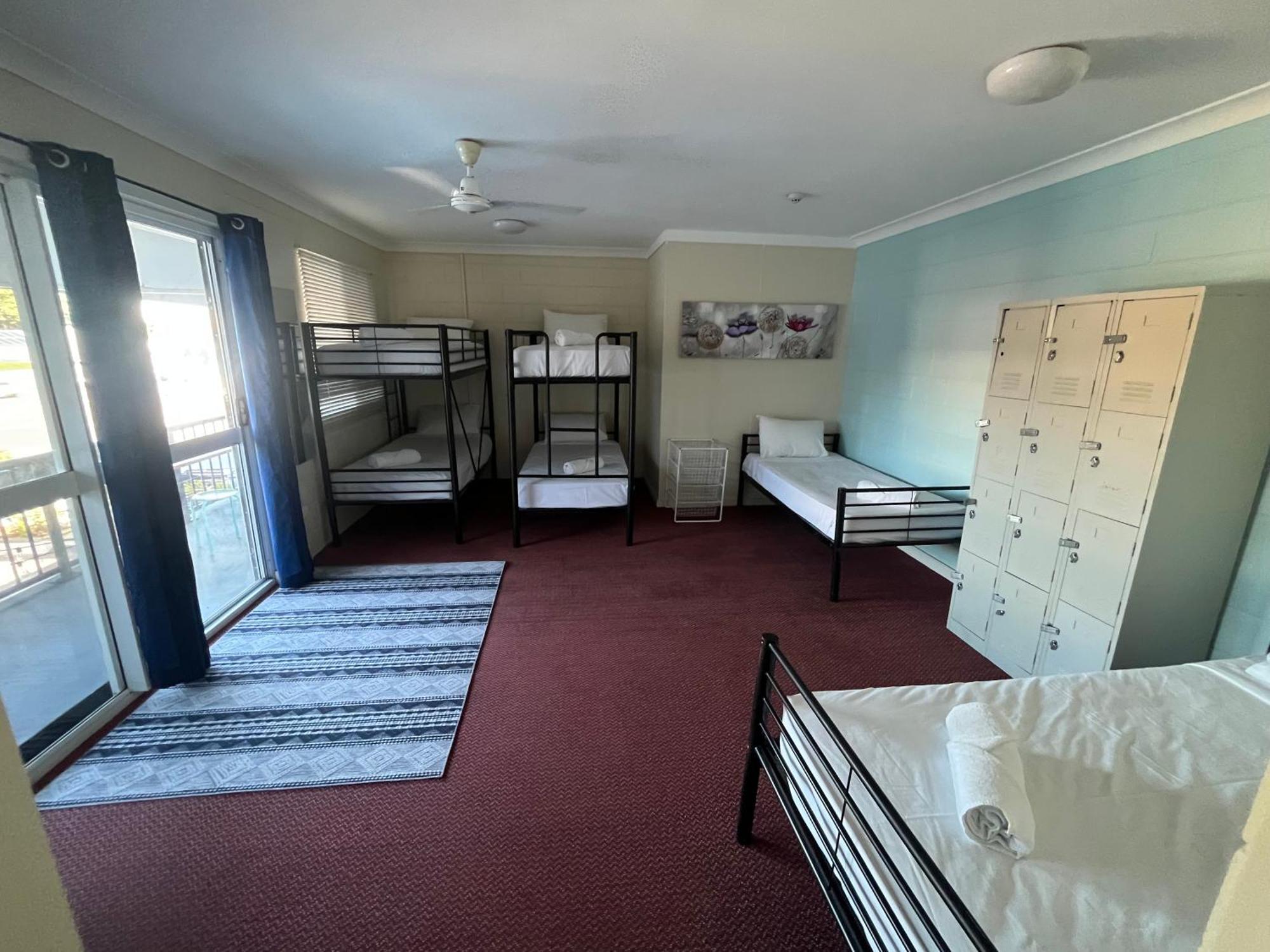 Seaside Lodge Hostel Townsville- Right Next To Coles, 2 Mins Walk To Strand & Cbd Екстер'єр фото