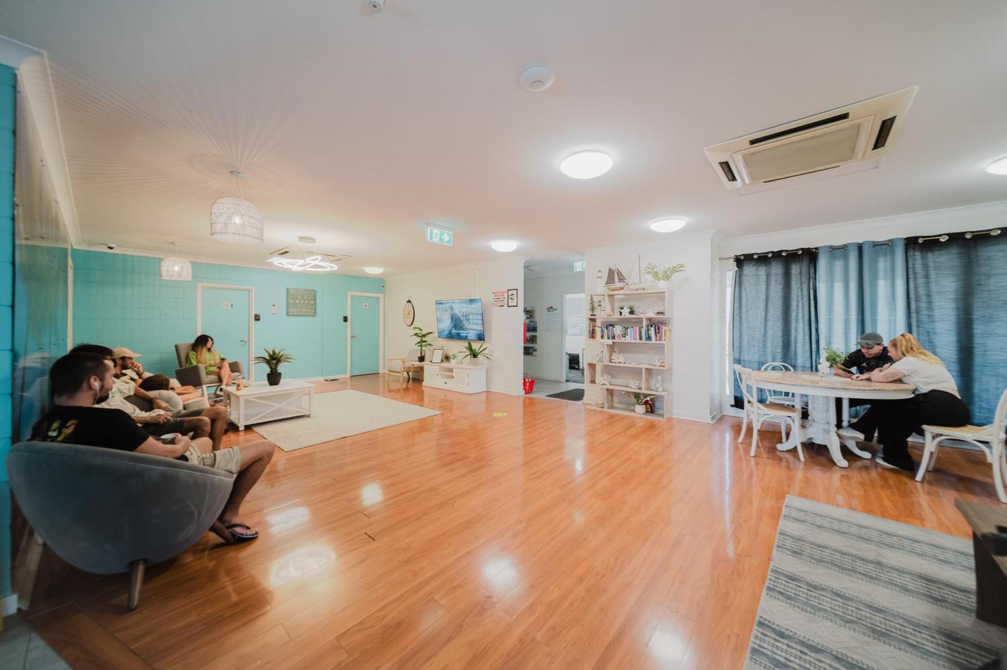 Seaside Lodge Hostel Townsville- Right Next To Coles, 2 Mins Walk To Strand & Cbd Екстер'єр фото